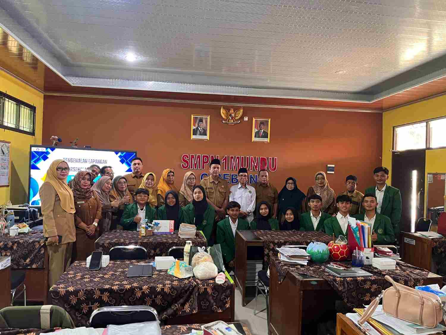 Mahasiswa PLP UIN Siber mengikuti pembukaan PLP di SMPN 1 Mundu