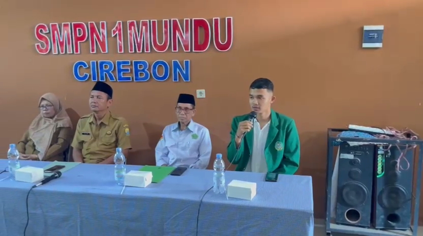 Mahasiswa PLP UIN Siber mengikuti pembukaan PLP di SMPN 1 Mundu