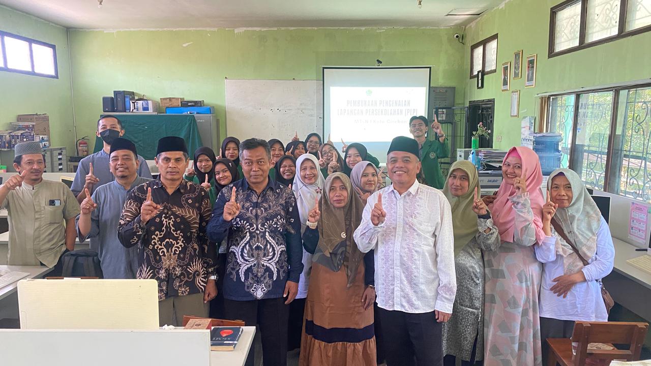 DPL UIN Siber Cirebon bersama pimpinan dan guru MTsN 1 Kota Cirebon dalam pembukaan PLP
