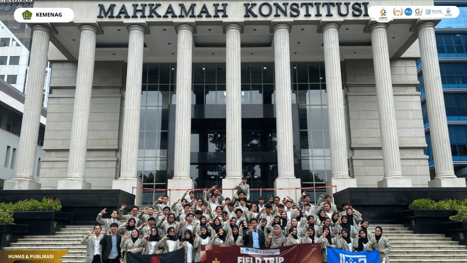 60 mahasiswa Hukum Ekonomi Syariah UIN Siber Cirebon saat kunjungan akademik ke Mahkamah Konstitusi Jakarta.