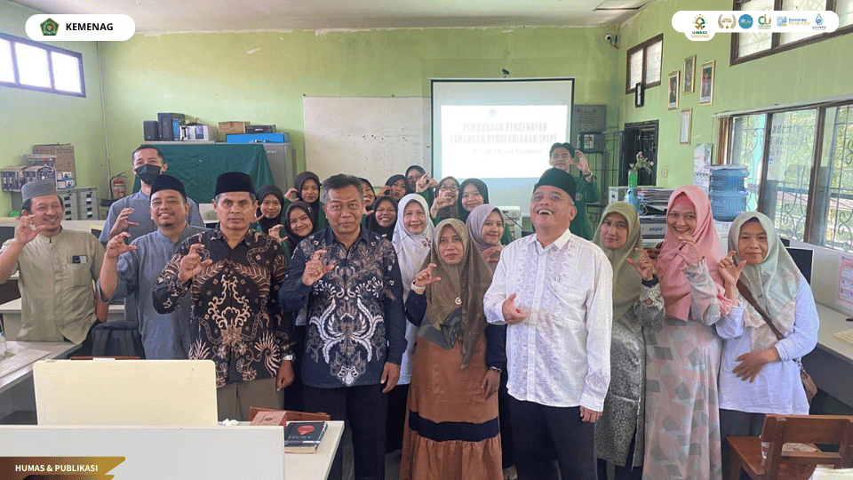 DPL UIN Siber Cirebon bersama pimpinan dan guru MTsN 1 Kota Cirebon dalam pembukaan PLP