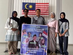 Delegasi dosen dan mahasiswa FDKI UIN Siber Cirebon menghadiri Festival Turath Islami Malaysia di Masjid Putra.