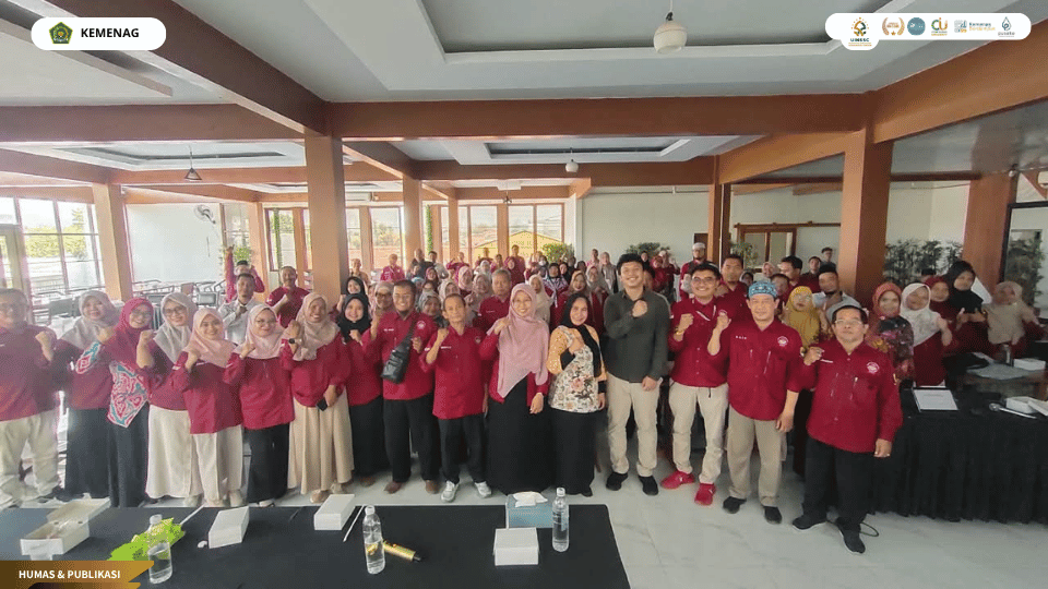 Dosen UIN Siber Cirebon Wisnu Hatami menyampaikan materi Pembelajaran Mendalam dan AI kepada guru Pendidikan Pancasila Kabupaten Cirebon.