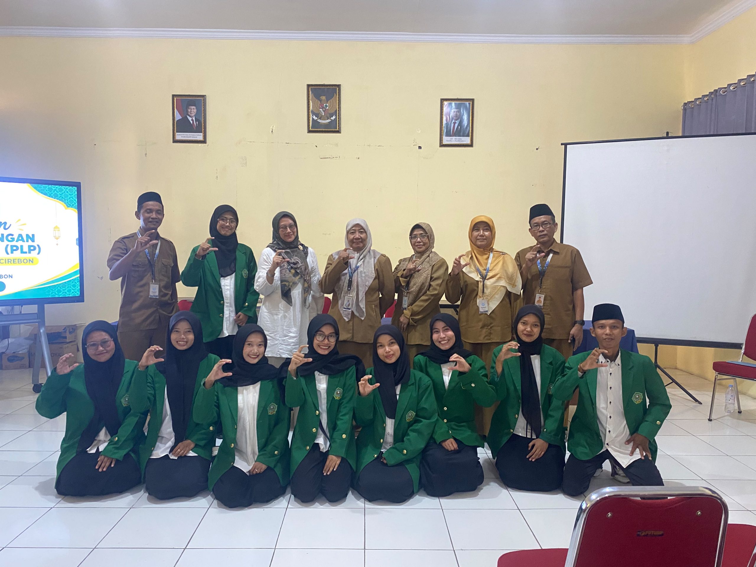 Mahasiswa PLP UIN Siber mengikuti pembukaan PLP di SMK Islamic Centre Cirebon