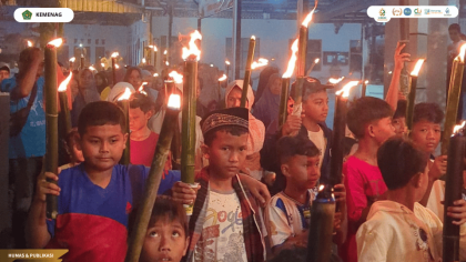 KKN 106 UIN Siber Syekh Nurjati Cirebon bersama warga Desa Sindangjawa mengikuti pawai obor dalam rangka HUT RI ke-81.