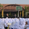 Kegiatan Readathon siswa SMPN 2 Plered bersama guru di lapangan sekolah