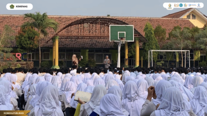 Kegiatan Readathon siswa SMPN 2 Plered bersama guru di lapangan sekolah
