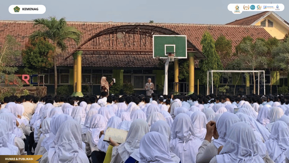 Kegiatan Readathon siswa SMPN 2 Plered bersama guru di lapangan sekolah