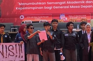 Mahasiswa FITK UIN Siber Syekh Nurjati Cirebon menyampaikan pernyataan sikap dalam rangkaian PBAK FITK 2026.