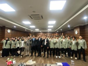 Mahasiswa HES UIN Siber Cirebon mengikuti pemaparan mengenai Mahkamah Konstitusi.