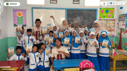 Mahasiswa KKN 44 UIN Siber membagikan My Daily Islamic Book di MDTU Islamiyah Desa Buyut