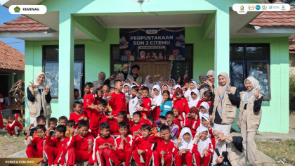 Mahasiswa KKN Kelompok 24 UIN Siber Cirebon meresmikan perpustakaan hasil revitalisasi di SDN 2 Citemu.