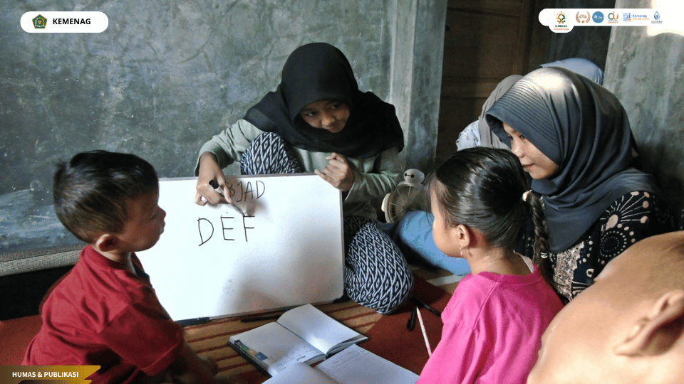 Mahasiswa KKN Kelompok 6 UIN Siber Cirebon mendampingi anak-anak Desa Mulyasari belajar membaca melalui program Les Aksara.