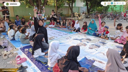 Mahasiswa KKN UIN Siber Cirebon Kelompok 1 mendampingi anak-anak dalam program GEMBIRA di Desa Astanalanggar.