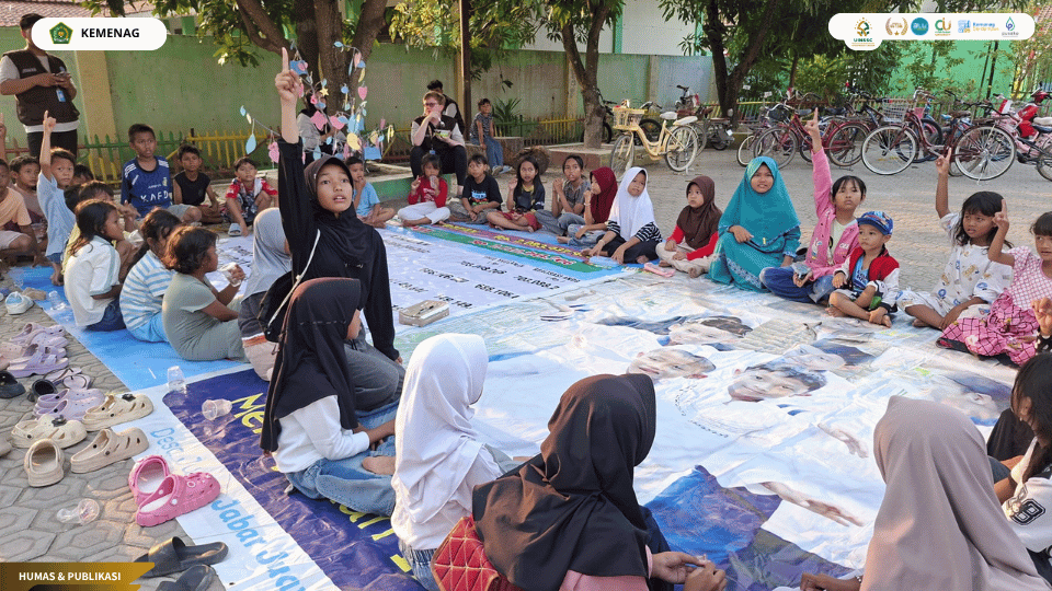 Mahasiswa KKN UIN Siber Cirebon Kelompok 1 mendampingi anak-anak dalam program GEMBIRA di Desa Astanalanggar.