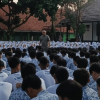Mahasiswa PLP FITK UIN Siber Cirebon mengikuti pembiasaan pagi bersama siswa SMAN 1 Dukupuntang.