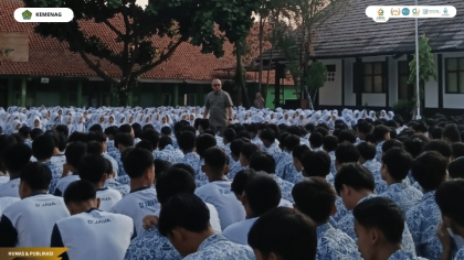 Mahasiswa PLP FITK UIN Siber Cirebon mengikuti pembiasaan pagi bersama siswa SMAN 1 Dukupuntang.
