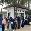 Mahasiswa PLP FITK UIN Siber Cirebon menyambut siswa dengan budaya 5S di SMAN 1 Dukupuntang.