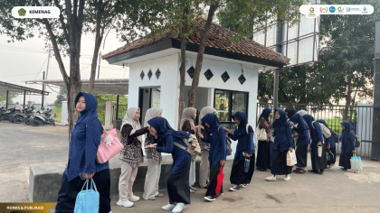Mahasiswa PLP FITK UIN Siber Cirebon menyambut siswa dengan budaya 5S di SMAN 1 Dukupuntang.