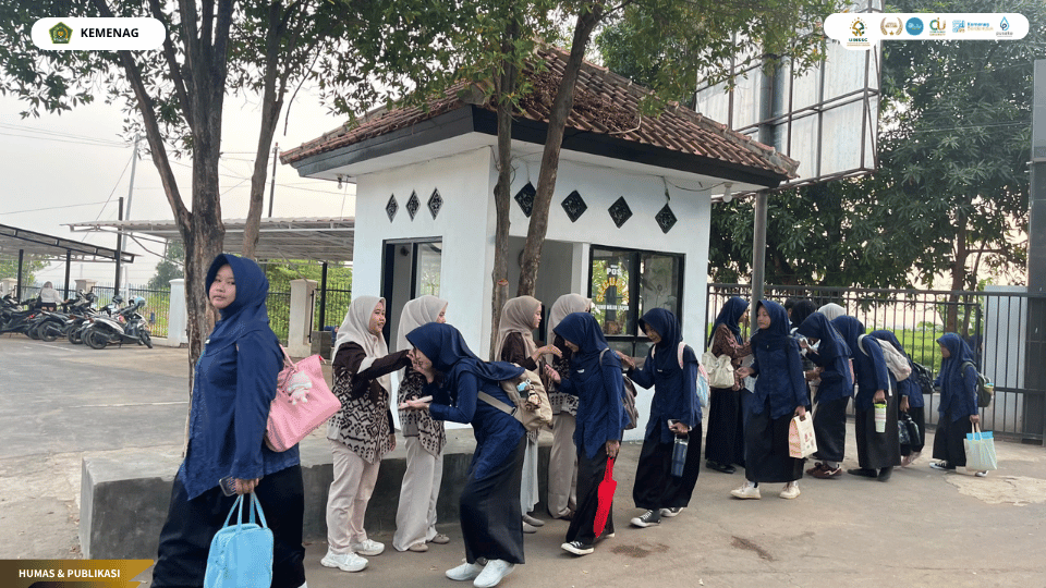 Mahasiswa PLP FITK UIN Siber Cirebon menyambut siswa dengan budaya 5S di SMAN 1 Dukupuntang.