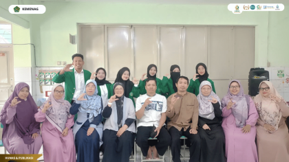 Mahasiswa PLP UIN Siber Cirebon bersama pihak MI Darul Hikmah dalam kegiatan pembukaan dan penerimaan mahasiswa PLP.