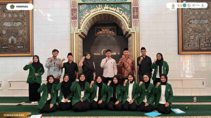 Mahasiswa PLP UIN Siber Cirebon bersama pimpinan dan guru MTs An-Nur Kota Cirebon dalam kegiatan penerimaan PLP.