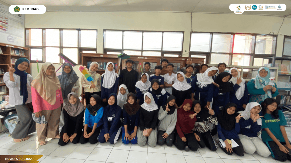 Mahasiswa PLP UIN Siber Cirebon bersama siswa dan guru SMAN 1 Sukahaji mengikuti Aksi Ekologi World Clean Up Day.