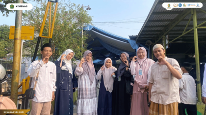 Mahasiswa PLP UIN Siber Cirebon membantu pelaksanaan peringatan Maulid Nabi Muhammad SAW di Pondok Pesantren An-Nur Jagasatru.