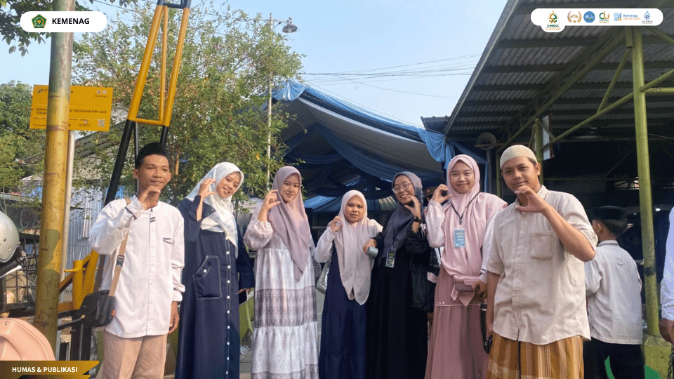 Mahasiswa PLP UIN Siber Cirebon membantu pelaksanaan peringatan Maulid Nabi Muhammad SAW di Pondok Pesantren An-Nur Jagasatru.
