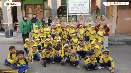 Mahasiswa PLP UIN Siber Cirebon mendampingi anak RA At-Taqwa dalam kunjungan edukatif ke Pemadam Kebakaran Kota Cirebon.
