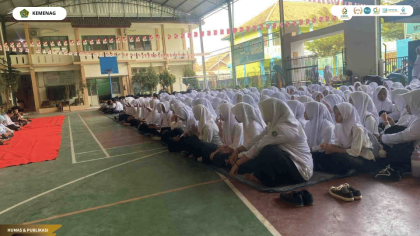 Mahasiswa PLP UIN Siber Cirebon mendampingi kegiatan mengaji bersama di MAN 5 Kabupaten Cirebon.