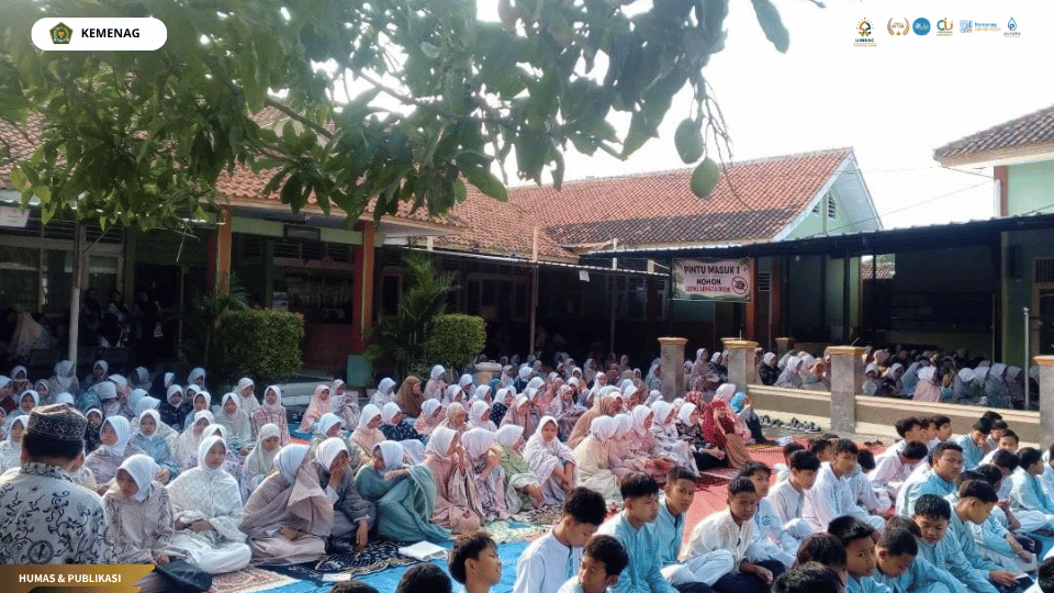 Mahasiswa PLP UIN Siber Cirebon mendampingi kegiatan salat Dhuha siswa SMPN 1 Gunung Jati