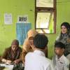 Mahasiswa PLP UIN Siber Cirebon mendampingi pemeriksaan kesehatan siswa MTs Syarif Hidayatullah.
