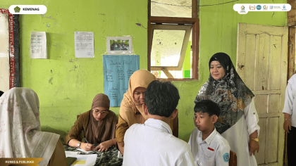 Mahasiswa PLP UIN Siber Cirebon mendampingi pemeriksaan kesehatan siswa MTs Syarif Hidayatullah.