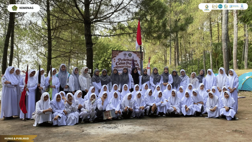 Mahasiswa PLP UIN Siber Cirebon mendampingi peserta Perkemahan Calon Penegak MA An-Nur di Buper Ipukan Kuningan.