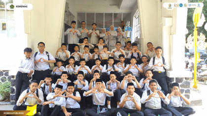 Mahasiswa PLP UIN Siber Cirebon mendampingi peserta didik SMP IT Akmala Sabila dalam kegiatan outing class di Museum Topeng