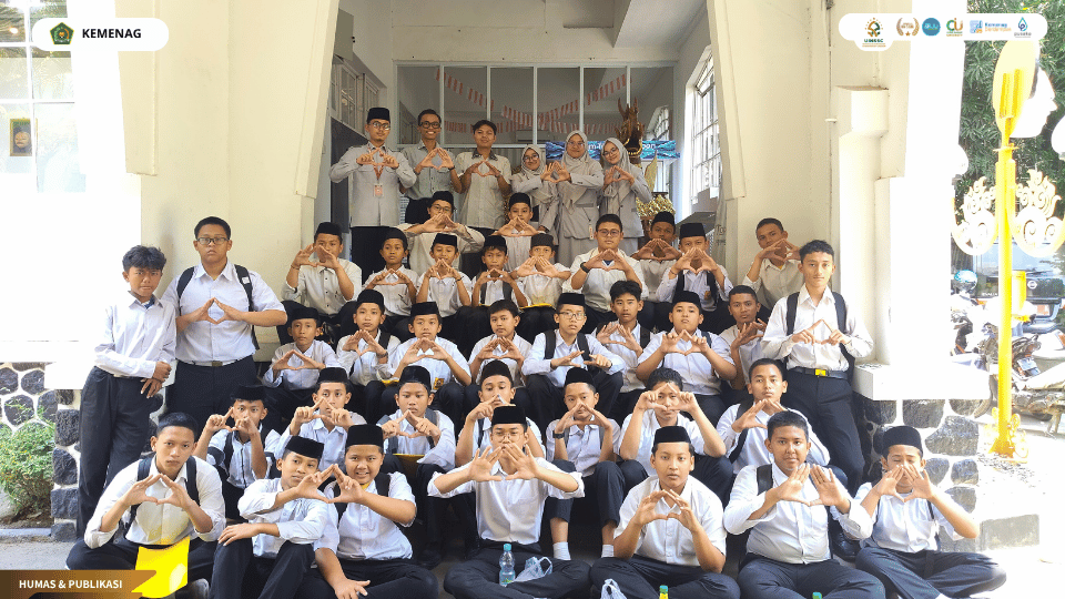 Mahasiswa PLP UIN Siber Cirebon mendampingi peserta didik SMP IT Akmala Sabila dalam kegiatan outing class di Museum Topeng