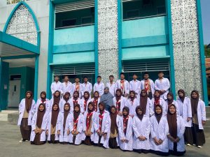 Mahasiswa PLP UIN Siber Cirebon mendampingi praktikum Osmosis dan Difusi siswa MAN 1 Cirebon