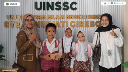 Mahasiswa PLP UIN Siber Cirebon mendampingi siswa SDN Penggung 1 mengikuti Lomba Baca Puisi