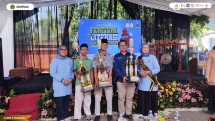 Mahasiswa PLP UIN Siber Cirebon mendampingi siswa SMP IT Akmala Sabila dalam Lomba Resensi Buku.
