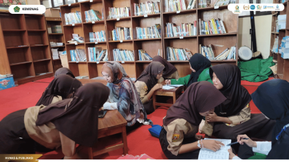 Mahasiswa PLP UIN Siber Cirebon mendampingi siswa SMPN 14 Kota Cirebon belajar membaca Al-Qur’an