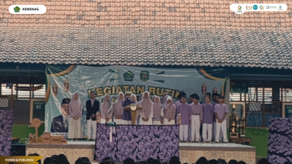 Mahasiswa PLP UIN Siber Cirebon mengamati kegiatan siswa MTs Negeri 4 Cirebon