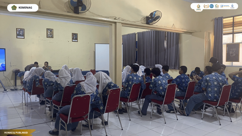 Mahasiswa PLP UIN Siber Cirebon mengikuti Program Paham AI di SMK Islamic Centre Cirebon.