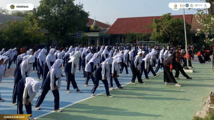 Mahasiswa PLP UIN Siber Cirebon mengikuti Senam SAIH bersama siswa dan guru SMPN 1 Talun.