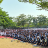 Mahasiswa PLP UIN Siber Cirebon mengikuti Shalat Istisqa bersama keluarga besar Kemenag Kota Cirebon di Lapangan MAN 1 Kota Cirebon.