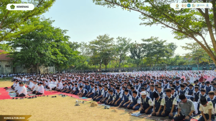 Mahasiswa PLP UIN Siber Cirebon mengikuti Shalat Istisqa bersama keluarga besar Kemenag Kota Cirebon di Lapangan MAN 1 Kota Cirebon.