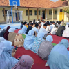 Mahasiswa PLP UIN Siber Cirebon mengikuti kegiatan P5 bersama peserta didik MTs Islamic Centre.