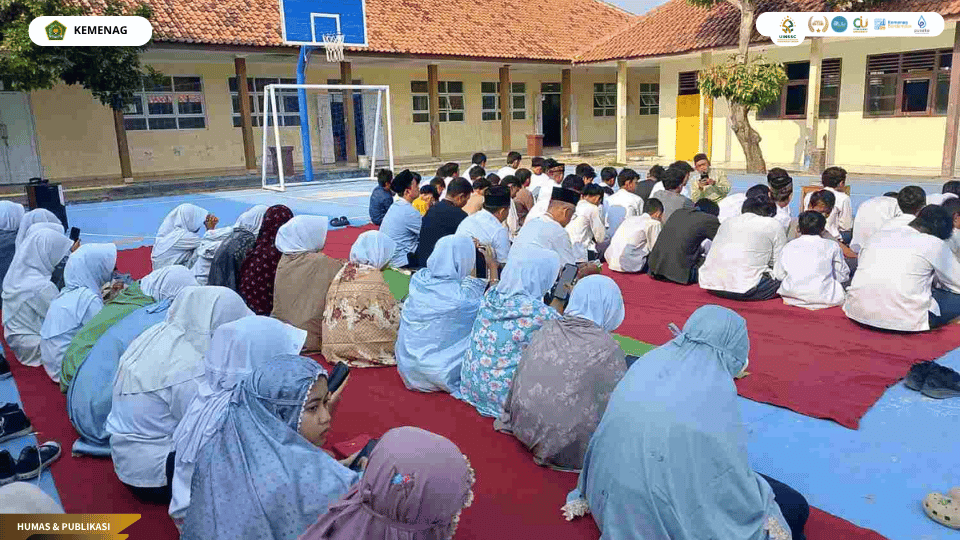 Mahasiswa PLP UIN Siber Cirebon mengikuti kegiatan P5 bersama peserta didik MTs Islamic Centre.
