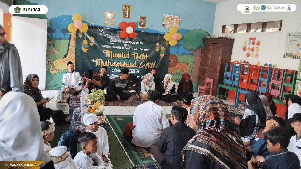 Mahasiswa PLP UIN Siber Cirebon mengikuti peringatan Maulid Nabi Muhammad SAW di RA Syarif Hidayatullah.