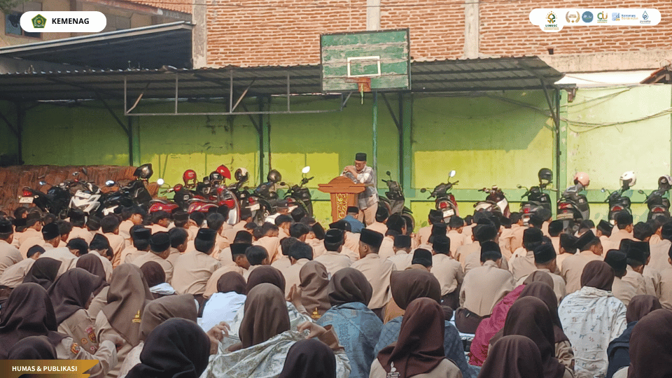 Mahasiswa PLP UIN Siber Cirebon menyampaikan kultum tentang berbakti kepada orang tua di MTsN 3 Kabupaten Cirebon